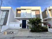 Casa 3 dormitorios frente al mar en renta, urbanización...