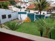 Casa ampla com jardim na frente, amplo espaço e área...