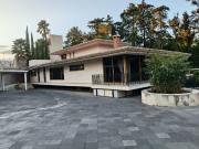 Casa amplia con áreas verdes