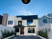 CASA AMPLIA CON JARDIN