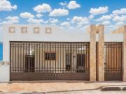 Casa amplia con jardín al frente