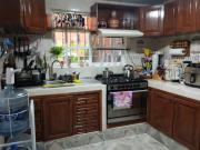 Casa amplia de 3 niveles, a unas calles del metro Plaza...