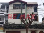 Casa Amplia De 3 Pisos De Lujo Con Estacionamientos...