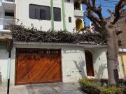 Casa Amplia De 3 Pisos De Lujo Con Estacionamientos...