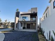 Casa amplia de 4 habitaciones con cisterna en Pachuca