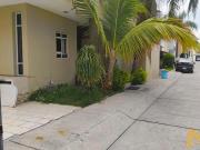 Casa amplia en esquina frente a área verde, dentro de...