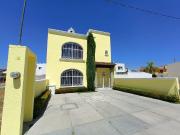 CASA AMPLIA EN VENTA LAS FUENTES A UNOS METROS DE AV...