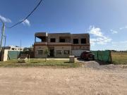 CASA AMPLIA Y MODERNA CON CONSTR. EN PLANTA ALTA