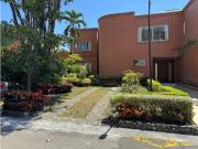 CASA AMPLIA Y RODEADA DE VERDE EN UNIDAD EN PANCE