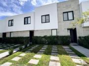 Casa amueblada, 3 recamaras, cuarto de servicio. VENTA...