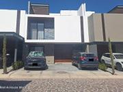 Casa amueblada de 3 niveles en venta nuevo refugio 4...