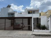 CASA AMUEBLADA EN RENTA DE TRES RECAMARAS,CONKAL