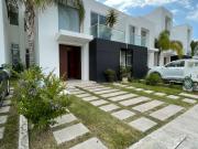 CASA AMUEBLADA EN RENTA EN EL REFUGIO QRO