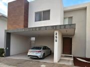 Casa amueblada en renta en Fraccionamiento Privado Villa...