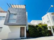 CASA AMUEBLADA EN RENTA EN JURIQUILLA SANTA FÉ