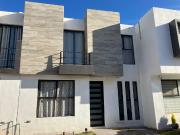 Casa amueblada en Santa Rita en privada