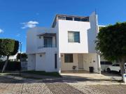 CASA AMUEBLADA PREMIUM 3 recámaras c/u con baño, roof...