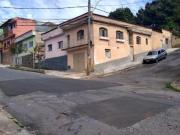 Casa antiga, bem localizada