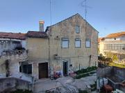 Casa Antiga com Logradouro, em Castelo Branco