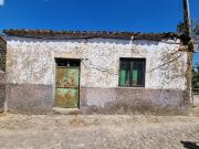 Casa antiga com pátio, Mata da Rainha Fundão