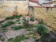 casa antiga com terreno testada de 1,00 de frente e nos...
