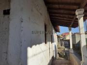 Casa antiga em pedra com pátio