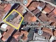 Casa antiga em pedra de granito com jardim murado