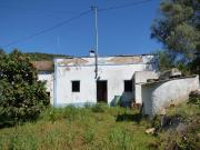 Casa antiga para restaurar, inserida em terreno com uma...