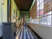 Casa antigua reciclada frente a la plaza principal de Lobos