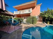 Casa apareada con piscina y jardín en zona tranquila de...