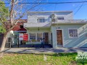 Casa apta 2/3 familias, con patio. Cerca de la plaza e...