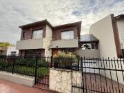 CASA BARRIO ROCA 3 DORM CON PILETA QUINCHO Y PATIO