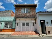 Casa bifamiliar de dos pisos más terraza en venta Barrio...