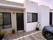 Bonita Casa en Venta en Fraccionamiento Los Héroes de 2...