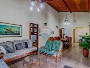 Casa c/ 3 dorm. e piscina à venda, 136m2 por R$...