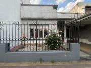 CASA CENTRICA 25 DE MAYO con DEPARTAMENTO Y QUINCHO