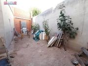 CASA CENTRICA A DOS CALLES A REFORMAR CON PATIO, GARAJE,...