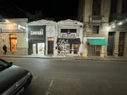 Casa centrica con dos locales comerciales en venta, a...