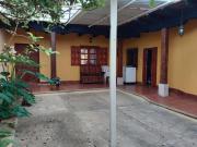 Casa céntrica con local y jardín