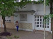 CASA CENTRICA MUY BUENA UBICACION CON PATIO Y GARAGE