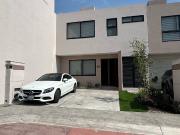 Casa cerca de todos los servicios en lomas del marques