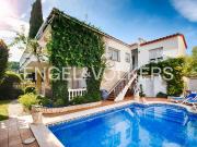 Casa chalet en Venta en Muga Gran Reserva Badia