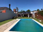 Casa chalet venta City Bell parque pileta lote 10,50 x 46