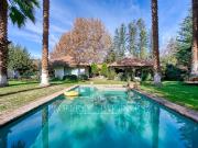 Casa chilena con jardín tipo parque, condominio con agua...