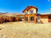 Casa chilena remodelada en condominio consolidado