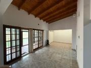 Casa cinco ambientes con patio y cochera en Alquiler en...