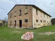 CASA COLONICA CON PROSERVIZI E 8 ETTARI DI TERRENO