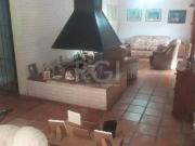 Casa com 03 dormitÃ³rios, churrasqueira, pÃ¡tio com...