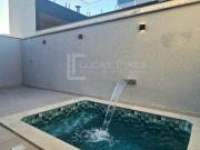 Casa com 03 dormitórios e piscina no Condomínio Horto...