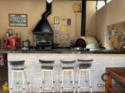 Casa com 03 dorms/01 suíte, closet com 120m2 Cond....